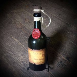 Бутылка состаренная с этикеткой и печатью с инициалами